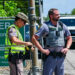 Oficiales de Policia custodian la entrada del centro de detención de migrantes 'Alligator Alcatraz' este sábado, en Ochopee (Estados Unidos). Legisladores federales y estatales de Florida denunciaron que hay 750 migrantes en jaulas tras recorrer por primera vez el nuevo centro de detención migratoria 'Alligator Alcatraz' (Alcatraz Caimán), al que llamaron un "campo de internamiento". EFE/ Giorgio Viera