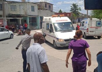 Llegada de ambulancias al hospital de Ciego de Ávila con heridos del accidente de tránsito ocurrido en el municipio de Majagua. Foto: Tomada del perfil de Facebook del periódico Invasor.