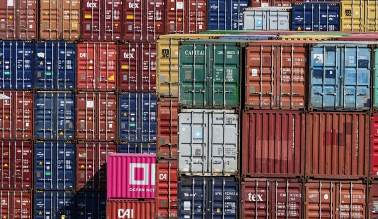 Contenedores de carga apilados en el puerto comercial de Rhein-Neckar en Mannheim, Alemania, este martes. Foto: EFE/ Ronald Wittek.