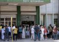 Personas hacen cola en un banco en La Habana. Foto: Ernesto Mastrascusa / EFE / Archivo.