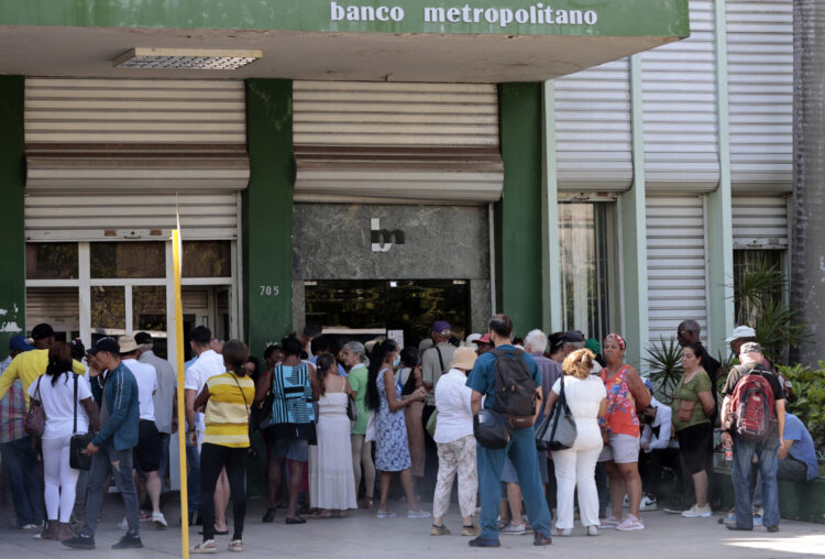 Personas hacen cola en un banco en La Habana. Foto: Ernesto Mastrascusa / EFE / Archivo.