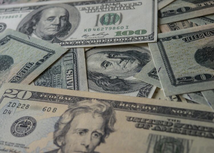 Billetes de dólares estadounidenses. Foto: Freepik / Archivo.