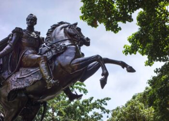 Estatua de Simón Bolívar en Caracas, Venezuela. Foto: Canva.