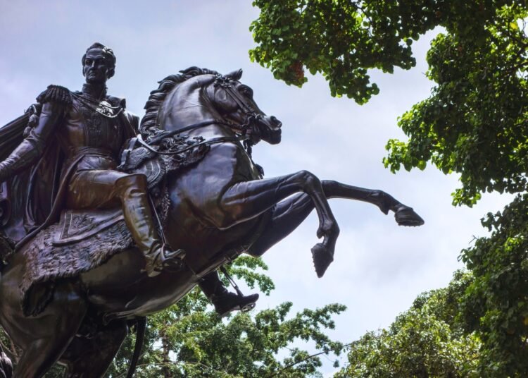 Estatua de Simón Bolívar en Caracas, Venezuela. Foto: Canva.