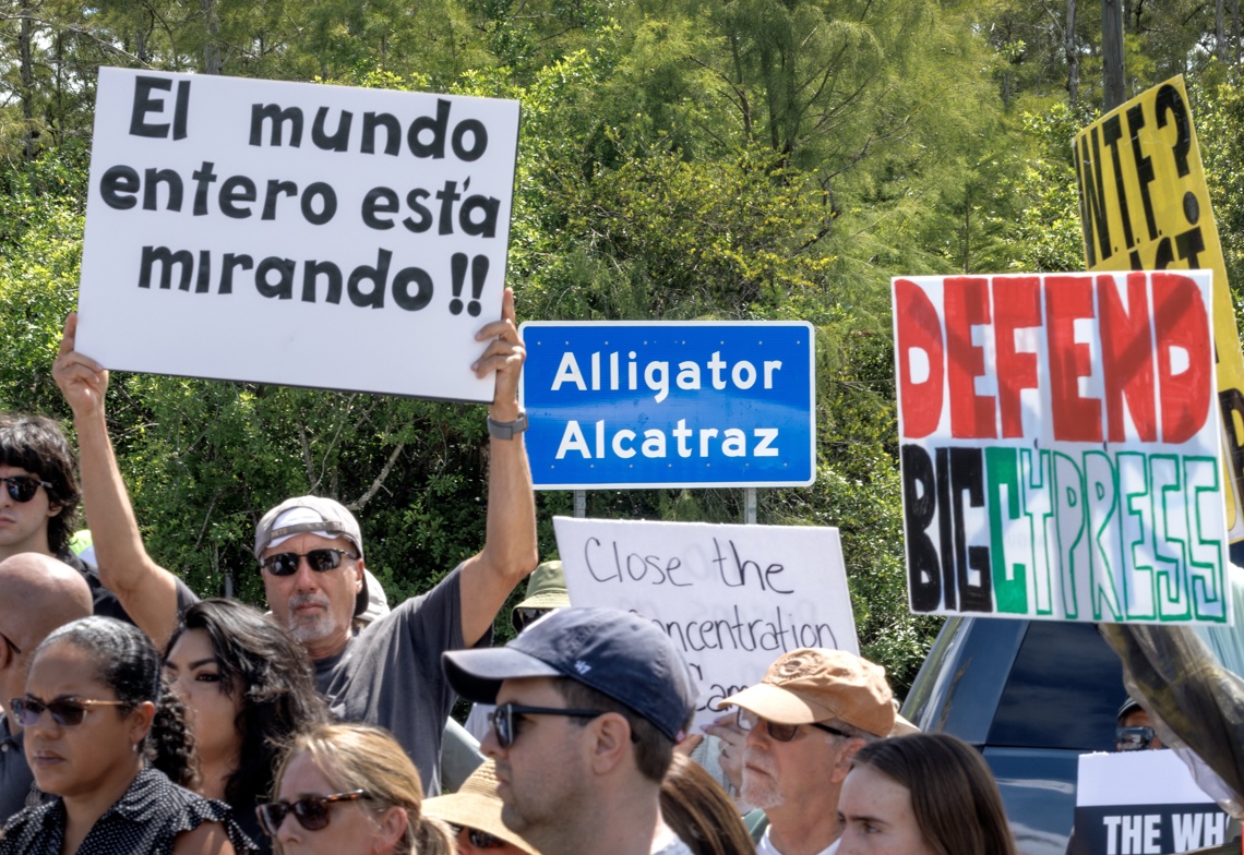 Activistas por los derechos de los inmigrantes y familiares de los detenidos participaron en una demostración frente a la entrada del centro de detención Alligator Alcatraz, ubicado en la Reserva Nacional Big Cypress, en Ochopee, Florida. Foto: EFE/EPA/CRISTOBAL HERRERA-ULASHKEVICH