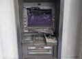 Uno de los cajeros automáticos del Banco Metropolitano de La Habana dañado por hechos vandálicos. Foto: Banco Metropolitano S.A. / Facebook.