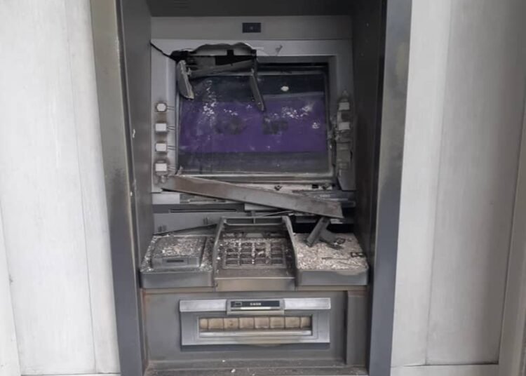 Uno de los cajeros automáticos del Banco Metropolitano de La Habana dañado por hechos vandálicos. Foto: Banco Metropolitano S.A. / Facebook.