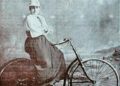 En Cuba, la primera foto que se conoce de una mujer en bicicleta fue tomada a Julia García Bosch, ciclista matanacera y la publicó El Fígaro en enero de 1894. Foto: Archivo del autor.