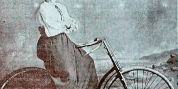 En Cuba, la primera foto que se conoce de una mujer en bicicleta fue tomada a Julia García Bosch, ciclista matanacera y la publicó El Fígaro en enero de 1894. Foto: Archivo del autor.