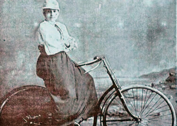 En Cuba, la primera foto que se conoce de una mujer en bicicleta fue tomada a Julia García Bosch, ciclista matanacera y la publicó El Fígaro en enero de 1894. Foto: Archivo del autor.