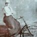 En Cuba, la primera foto que se conoce de una mujer en bicicleta fue tomada a Julia García Bosch, ciclista matanacera y la publicó El Fígaro en enero de 1894. Foto: Archivo del autor.