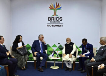 Díaz-Canel y el primer ministro de la India, Narendra Modi, reunidos en el marco de la XVII Cumbre de Jefes de Estado y de Gobierno de los BRICS. Foto:  Alejandro Azcuy/Presidencia de Cuba/EFE.