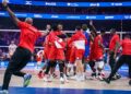 El equipo de Cuba celebra su triunfo ante Polonia en la Liga de Naciones de Voleibol. Foto: Tomada del perfil de Facebook de JIT Deporte Cubano.