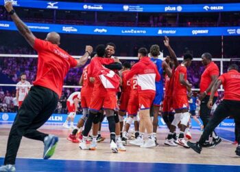 El equipo de Cuba celebra su triunfo ante Polonia en la Liga de Naciones de Voleibol. Foto: Tomada del perfil de Facebook de JIT Deporte Cubano.