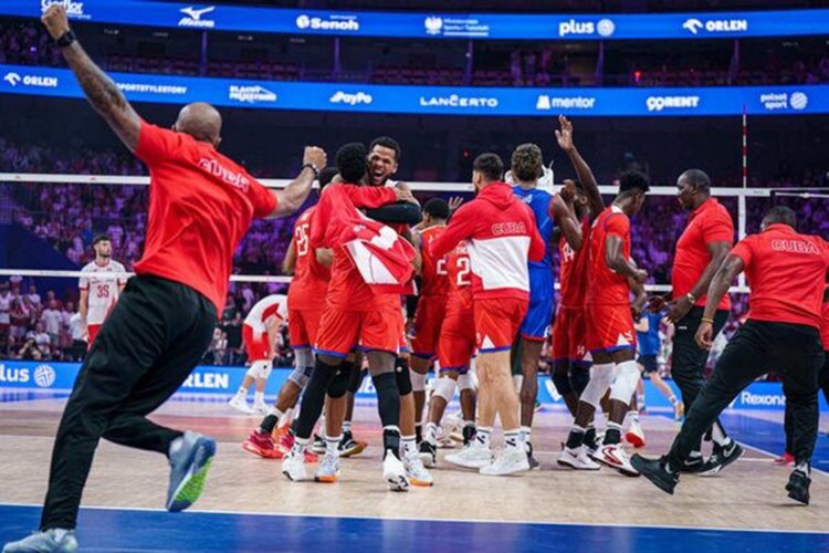 El equipo de Cuba celebra su triunfo ante Polonia en la Liga de Naciones de Voleibol. Foto: Tomada del perfil de Facebook de JIT Deporte Cubano.