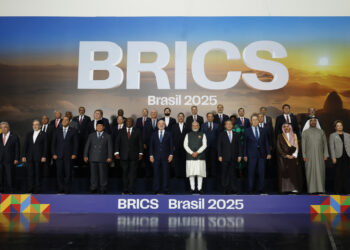 La segunda y última jornada de la cumbre de los BRICS comenzó tras la nueva amenaza del presidente de Estados Unidos, Donald Trump, de imponer un arancel adicional del 10 % a los países que se "alineen" al foro. Foto: EFE/ Antonio Lacerda.