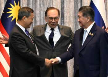 El primer ministro de Camboya, Hun Manet (izquierda), y el primer ministro interino de Tailandia, Phumtham Wechayachai (derecha), se dan la mano mientras el primer ministro de Malasia, Anwar Ibrahim (centro), los abraza después de las conversaciones sobre un alto el fuego entre Bangkok y Phnom Penh, el 28 de julio de 2025 en Malasia. Foto: MOHD RASFAN / EFE / EPA / POOL.