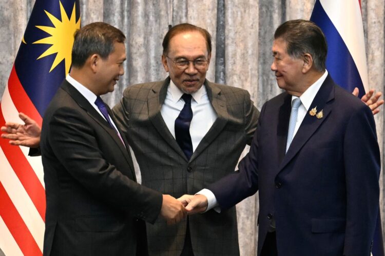 El primer ministro de Camboya, Hun Manet (izquierda), y el primer ministro interino de Tailandia, Phumtham Wechayachai (derecha), se dan la mano mientras el primer ministro de Malasia, Anwar Ibrahim (centro), los abraza después de las conversaciones sobre un alto el fuego entre Bangkok y Phnom Penh, el 28 de julio de 2025 en Malasia. Foto: MOHD RASFAN / EFE / EPA / POOL.