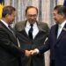 El primer ministro de Camboya, Hun Manet (izquierda), y el primer ministro interino de Tailandia, Phumtham Wechayachai (derecha), se dan la mano mientras el primer ministro de Malasia, Anwar Ibrahim (centro), los abraza después de las conversaciones sobre un alto el fuego entre Bangkok y Phnom Penh, el 28 de julio de 2025 en Malasia. Foto: MOHD RASFAN / EFE / EPA / POOL.