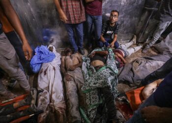 Foto: Víctimas de Israel en un puesto de distribución de alimentos en Gaza. EFE/EPA/MOHAMMED SABER --