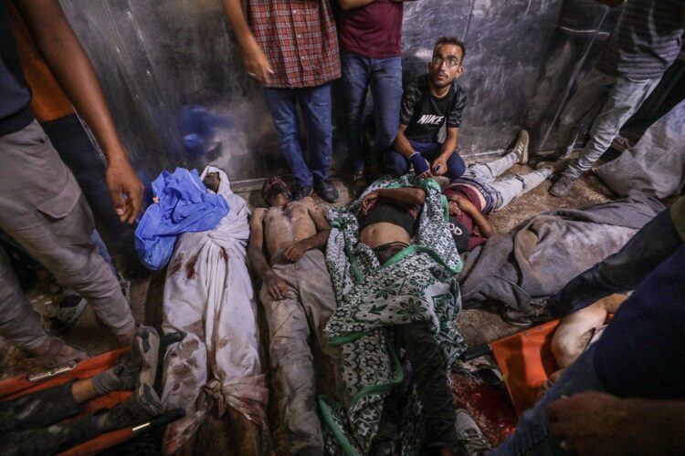 Foto: Víctimas de Israel en un puesto de distribución de alimentos en Gaza. EFE/EPA/MOHAMMED SABER --