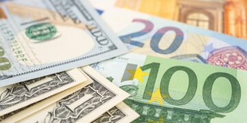 Dólar y euros. Foto: Canva / Archivo.