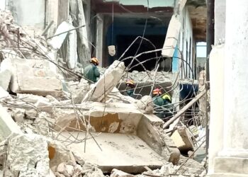 Rescatistas entre los escombros del edificio de Diez de Octubre. Foto: tomada de Tribuna de La Habana.