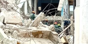 Rescatistas entre los escombros del edificio de Diez de Octubre. Foto: tomada de Tribuna de La Habana.