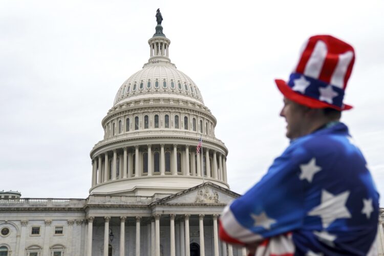 Un hombre viste un disfraz con la bandera de EEUU, parado ante el congreso. Foto: WILL OLIVER/EFE/EPA.