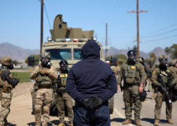 Funcionarios de la ciudad y el condado de Los Ángeles se unieron a una demanda federal contra la administración Trump para detener las redadas migratorias generalizadas que han provocado manifestaciones y pánico en las comunidades latinas del sur de California. Foto: ALLISON DINNER/EFE/EPA