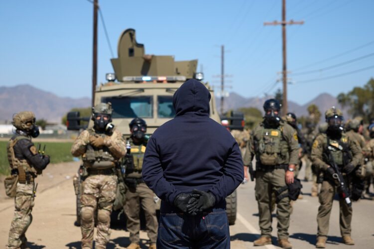 Funcionarios de la ciudad y el condado de Los Ángeles se unieron a una demanda federal contra la administración Trump para detener las redadas migratorias generalizadas que han provocado manifestaciones y pánico en las comunidades latinas del sur de California. Foto: ALLISON DINNER/EFE/EPA