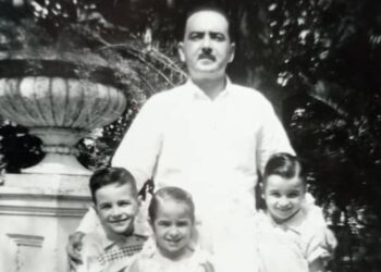Eliseo Diego junto a sus tres hijos: Rapi, y los jimaguas Lichi y Fefé. Foto: Archivo familiar.