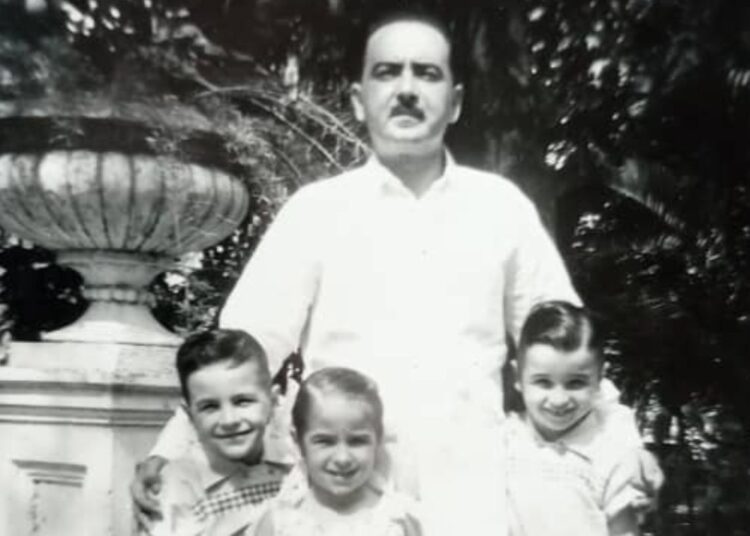 Eliseo Diego junto a sus tres hijos: Rapi, y los jimaguas Lichi y Fefé. Foto: Archivo familiar.
