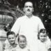 Eliseo Diego junto a sus tres hijos: Rapi, y los jimaguas Lichi y Fefé. Foto: Archivo familiar.