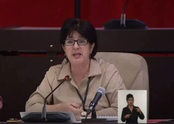 La ya exministra de Trabajo y Seguridad Social de Cuba, Marta Elena Feitó Cabrera, durante su muy cuestionada intervención ante una comisión de la Asamblea Nacional, que derivó en su renuncia. Foto: Captura de video.