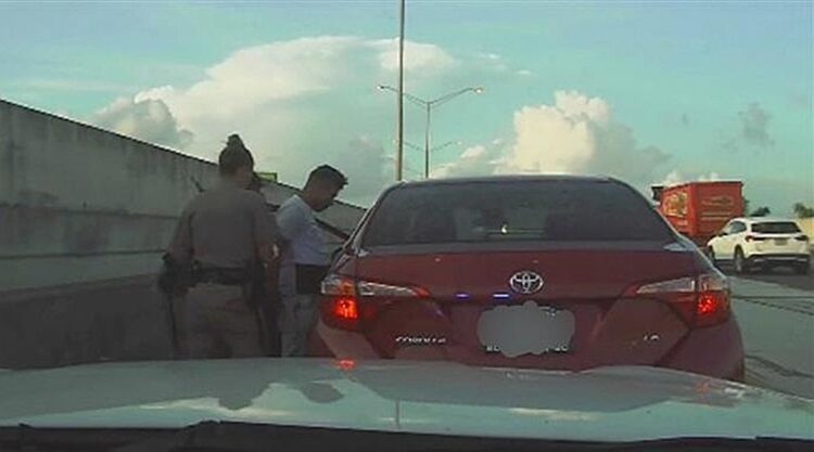 Patrulla de Carreteras de Florida arresta a un inmigrante indocumentado, buscado por asesinato en Guatemala. Foto: @FLHSMV