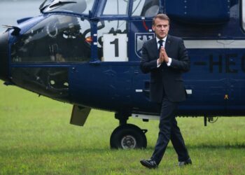 Macron saluda a la prensa al llgar a Berlin, el 23 de julio de 2025. Foto: CLEMENS BILAN/EFE/EPA