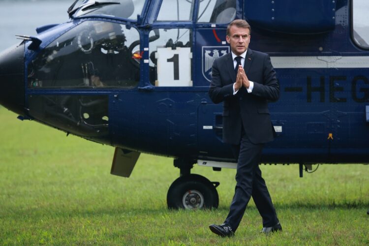 Macron saluda a la prensa al llgar a Berlin, el 23 de julio de 2025. Foto: CLEMENS BILAN/EFE/EPA