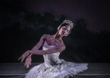 Como Odette en "El lago de los cisnes". Foto: Carlos Belgodari. Tomada del perfil en Instagram de Gabriela Druyet.