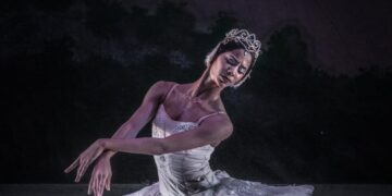 Como Odette en "El lago de los cisnes". Foto: Carlos Belgodari. Tomada del perfil en Instagram de Gabriela Druyet.