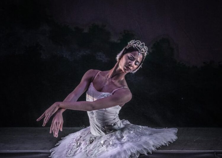 Como Odette en "El lago de los cisnes". Foto: Carlos Belgodari. Tomada del perfil en Instagram de Gabriela Druyet.