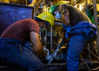 Dos trabajadores durante una reparación en la central termoeléctrica Antonio Guiteras, de Matanzas. Foto: Raúl Navarro / Periódico Girón / Archivo.