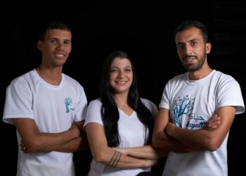 De derecha a izquierda: Mohammed y Hayat Ghunaim, matrimonio fundador del emprendimiento de cosmética natural con recetas tradicionales y artesanales, junto a un colaborador. Foto: Tomada del perfil en Instagram de Hayat G.