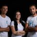 De derecha a izquierda: Mohammed y Hayat Ghunaim, matrimonio fundador del emprendimiento de cosmética natural con recetas tradicionales y artesanales, junto a un colaborador. Foto: Tomada del perfil en Instagram de Hayat G.