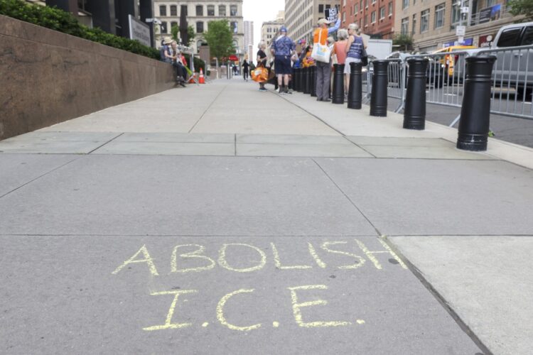 Protestas por el aumento de detenciones a inmigrantes por parte de ICE. Nueva York, 24 de julio de 2025. Foto: EFE/EPA/SARAH YENESEL.