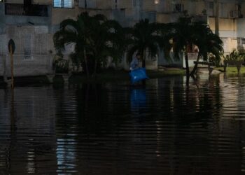 Inundaciones en la ciudad de Bayamo como resultado de las intensas lluvias de una tormenta local severa, la noche del 8 de julio de 2025. Foto: Radio Bayamo / Facebook.