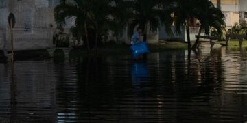 Inundaciones en la ciudad de Bayamo como resultado de las intensas lluvias de una tormenta local severa, la noche del 8 de julio de 2025. Foto: Radio Bayamo / Facebook.