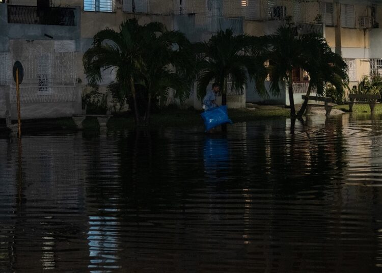 Inundaciones en la ciudad de Bayamo como resultado de las intensas lluvias de una tormenta local severa, la noche del 8 de julio de 2025. Foto: Radio Bayamo / Facebook.