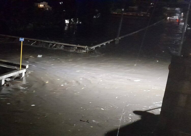 Inundaciones en la ciudad de Santa Clara, causadas por fuertes lluvias, la noche del 9 de julio de 2025. Foto: Tomada del perfil de Facebook de la emisora CMHW.
