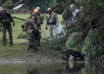 Autoridades intensifican la búsqueda de desaparecidos por las inundaciones en Texas. Foto: Dustin Safranek/EFE.